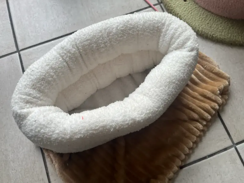 Cama/saco para mascotas Lucky beige y blanca - 5