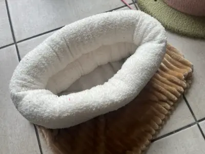 Cama/saco para mascotas Lucky beige y blanca - miniatura 5