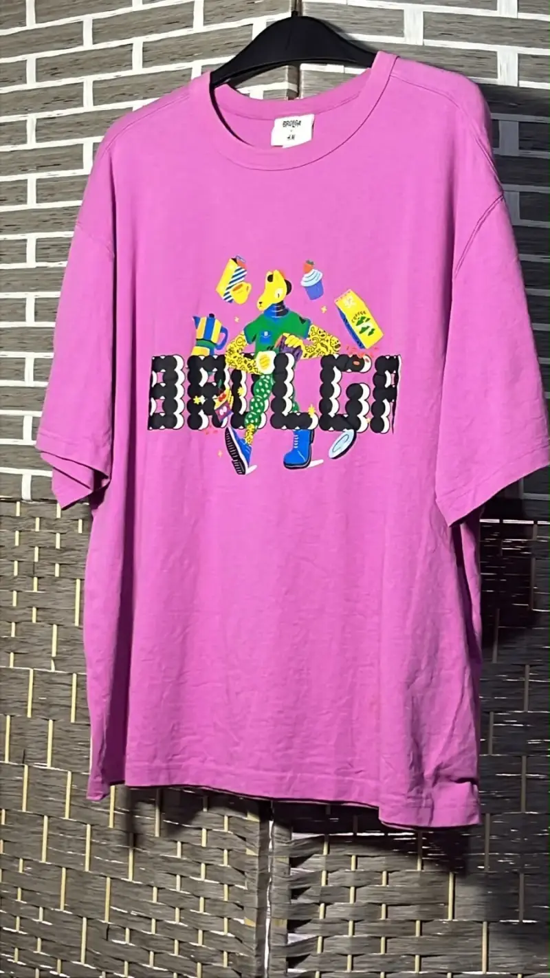 Polera rosa con diseño gráfico Broiga talla XL