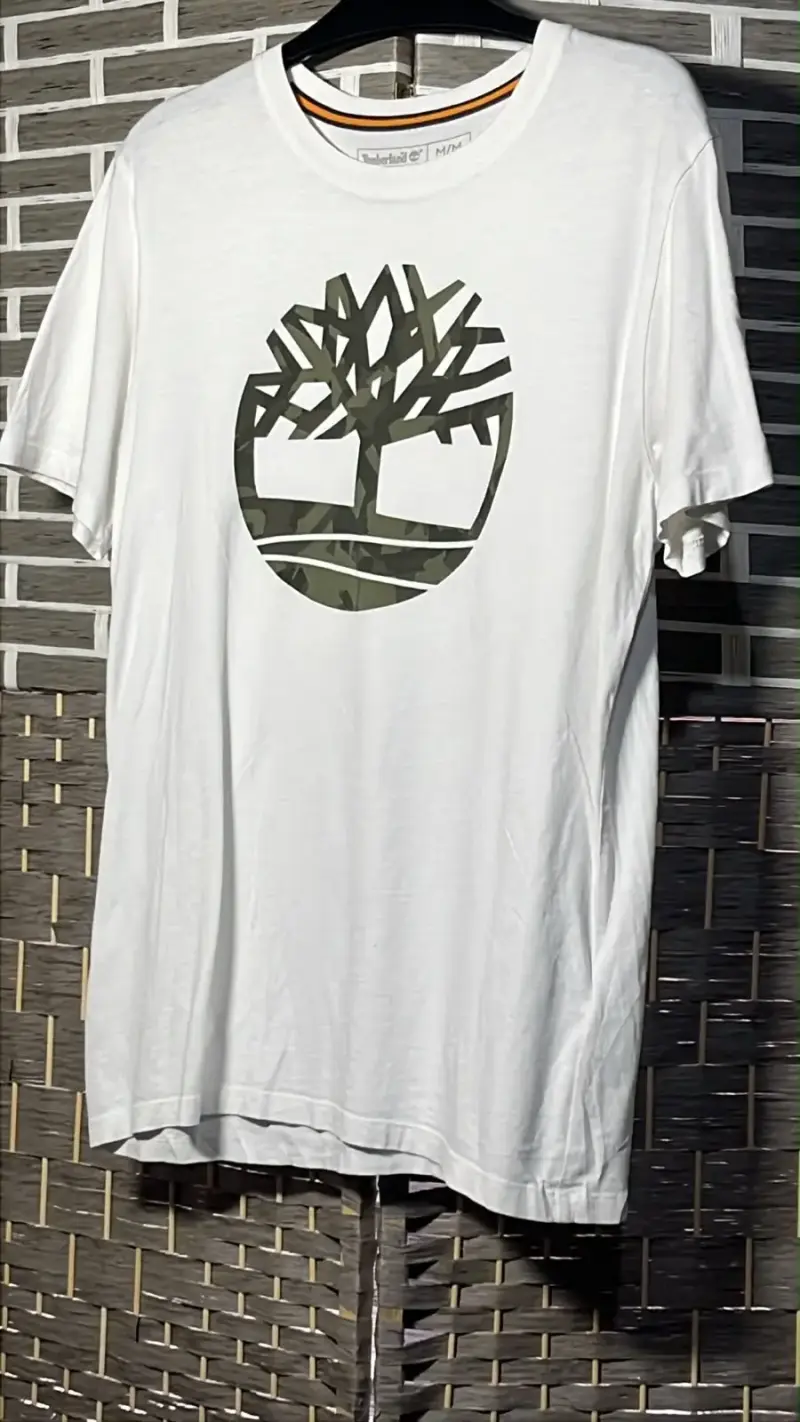 Polera blanca Timberland con logo camuflado