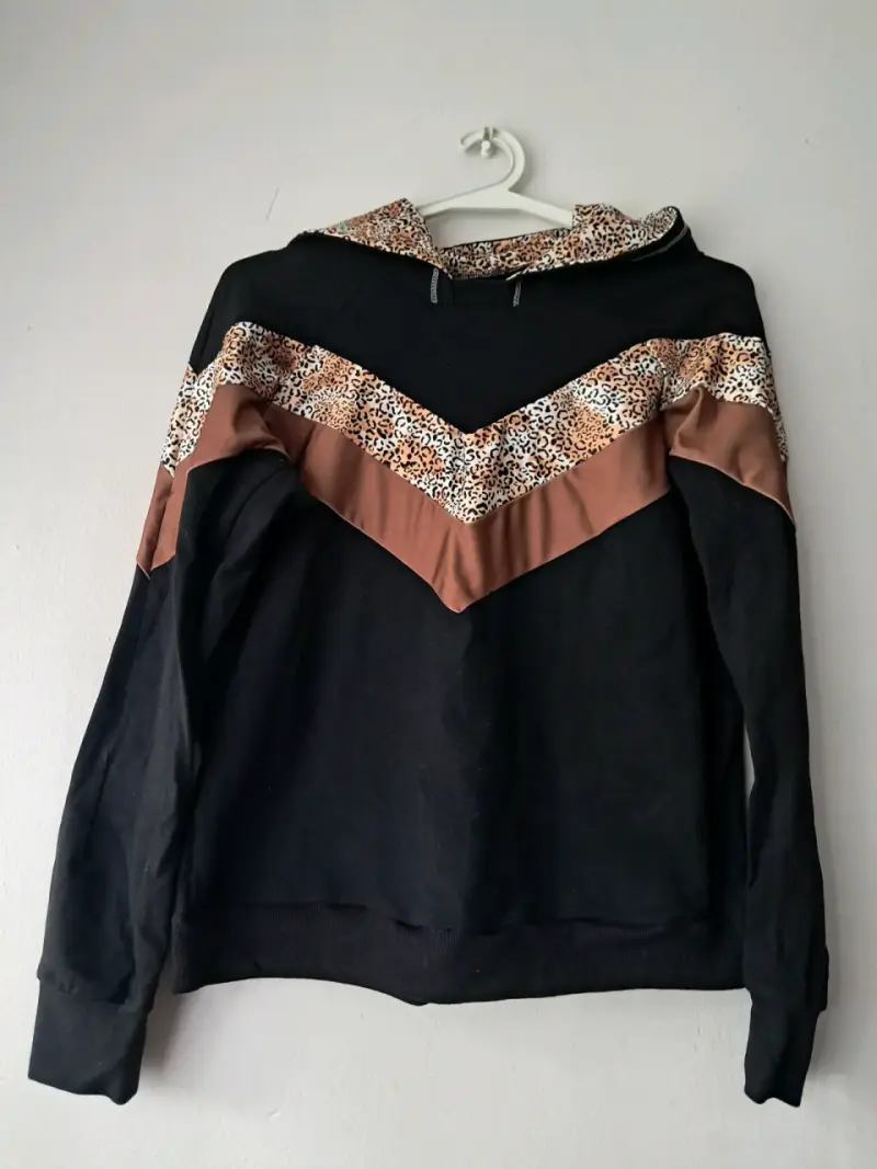 Polerón con capucha negro y estampado animal print