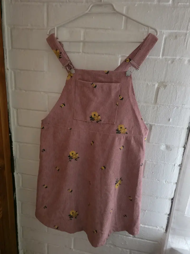 Vestido jardinera rosado con flores amarillas