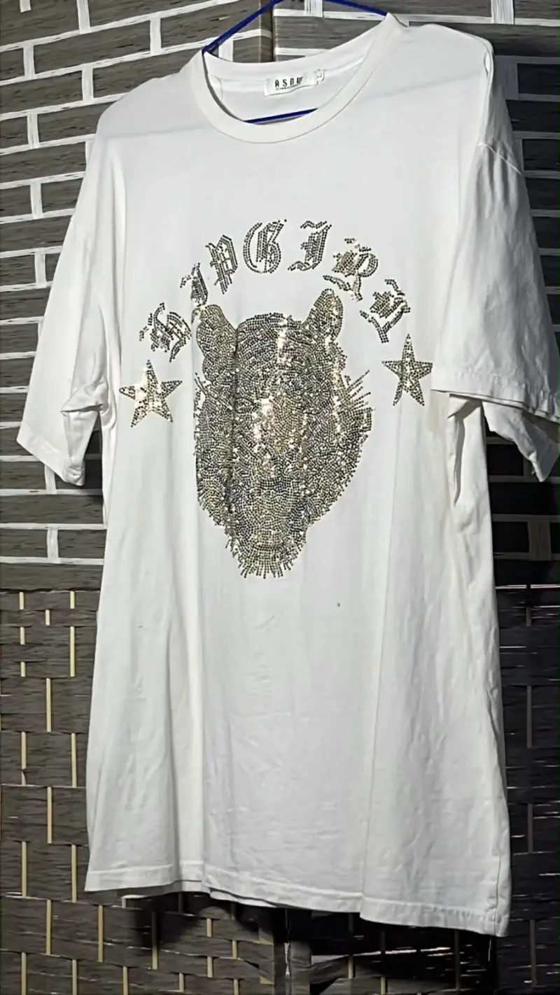 Polera blanca con diseño de tigre brillante