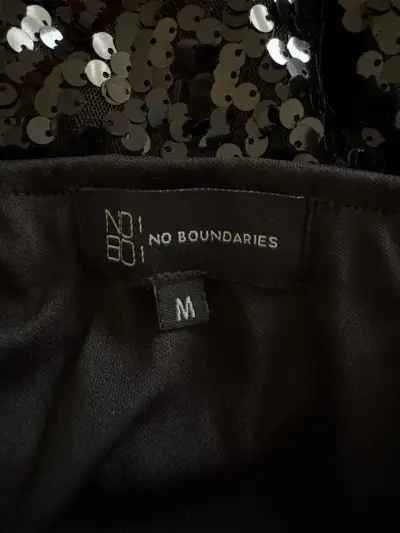 Falda corta de lentejuelas negras No Boundaries - miniatura 2
