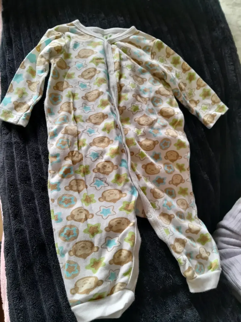 Pijama enterito de bebé con estampado de monos
