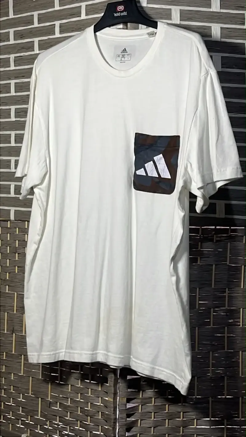 Polera blanca Adidas con bolsillo estampado