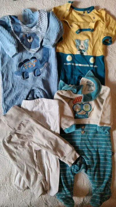 Lote de ropa bebé 0-3 meses variada en buen estado - miniatura 1