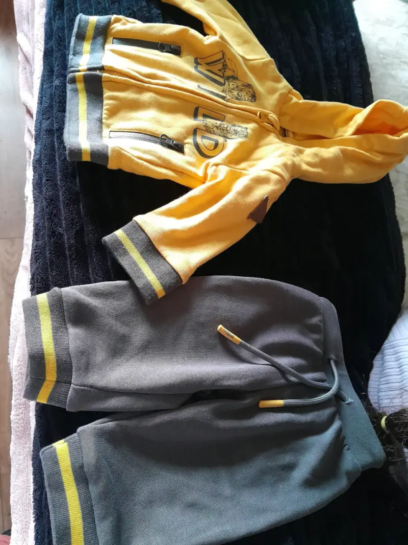 Conjunto de niño amarillo y gris con capucha - 1