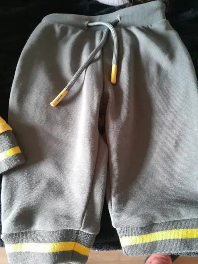 Conjunto de niño amarillo y gris con capucha - miniatura 2