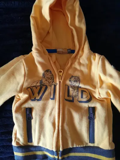 Conjunto de niño amarillo y gris con capucha - miniatura 3