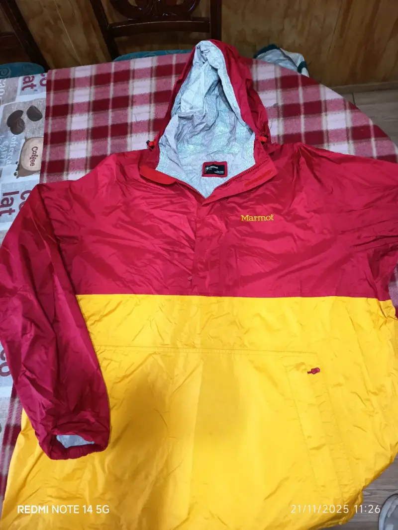 Chaqueta impermeable Marmot roja y amarilla - 1