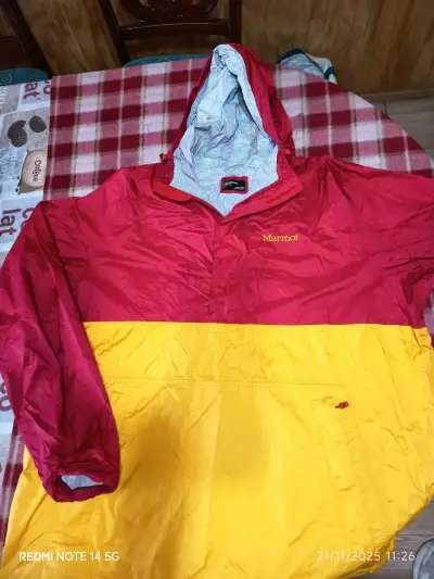 Chaqueta impermeable Marmot roja y amarilla - miniatura 1