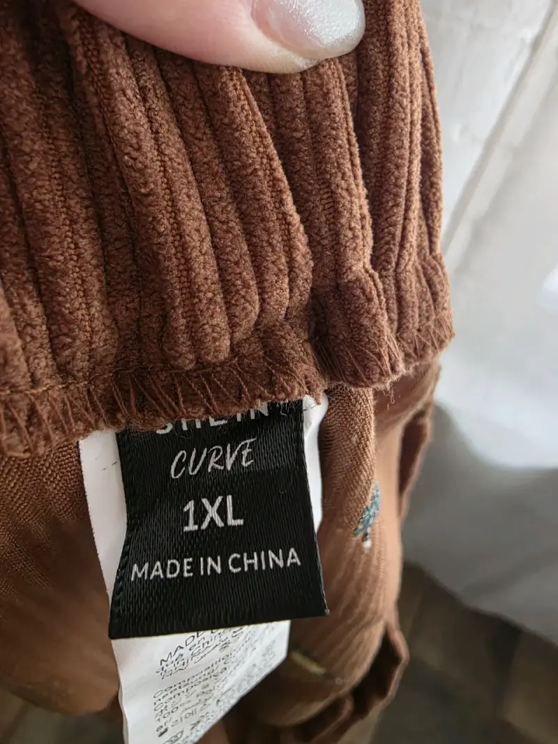 Shorts de cotelé marrón con flores bordadas - 2