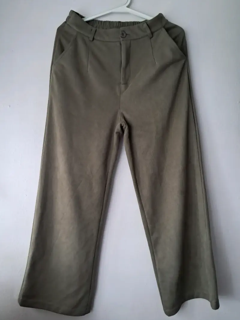 Pantalones de mujer color caqui con cintura elástica