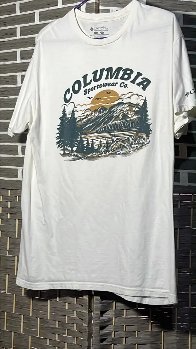 Polera Columbia Sportwear blanca con diseño de montaña