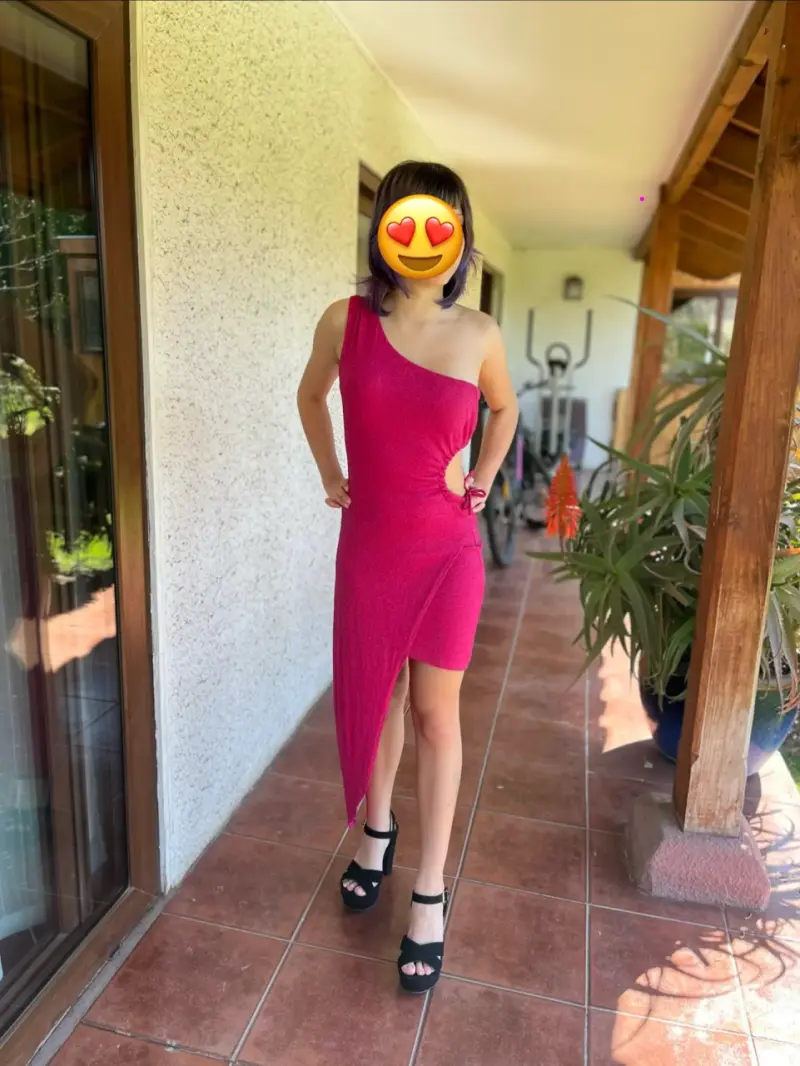 Vestido asimétrico fucsia con corte lateral - 1