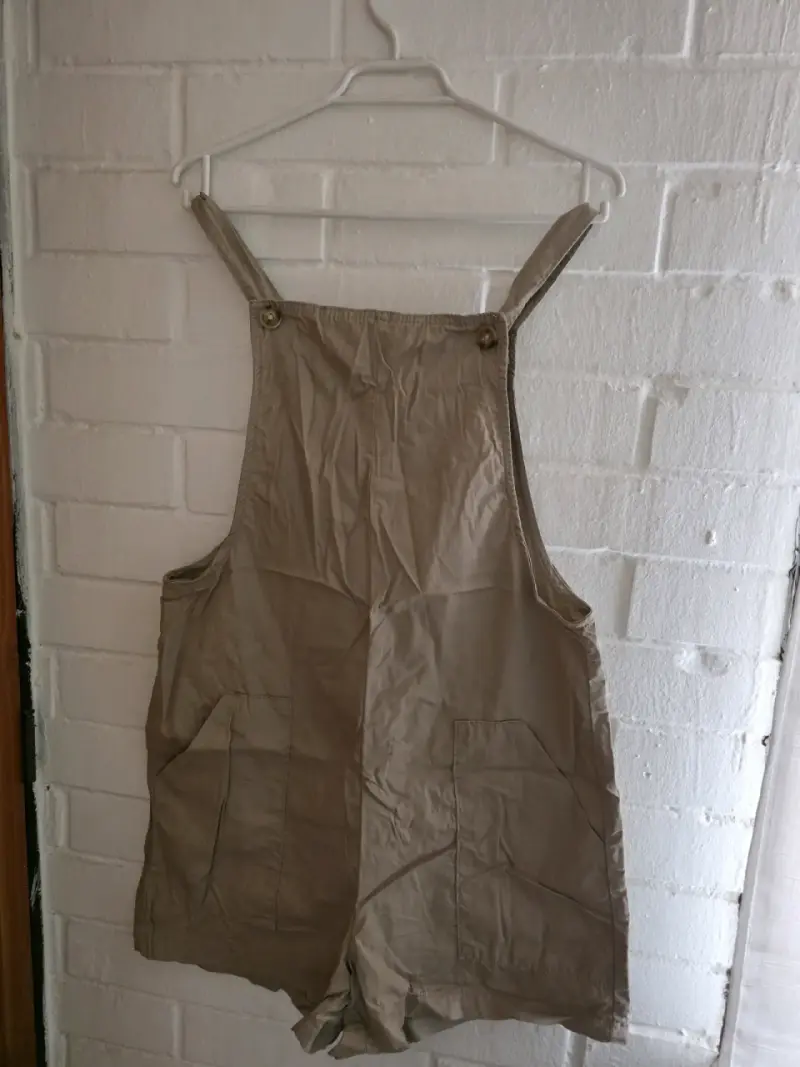 Jardinera corta beige para mujer