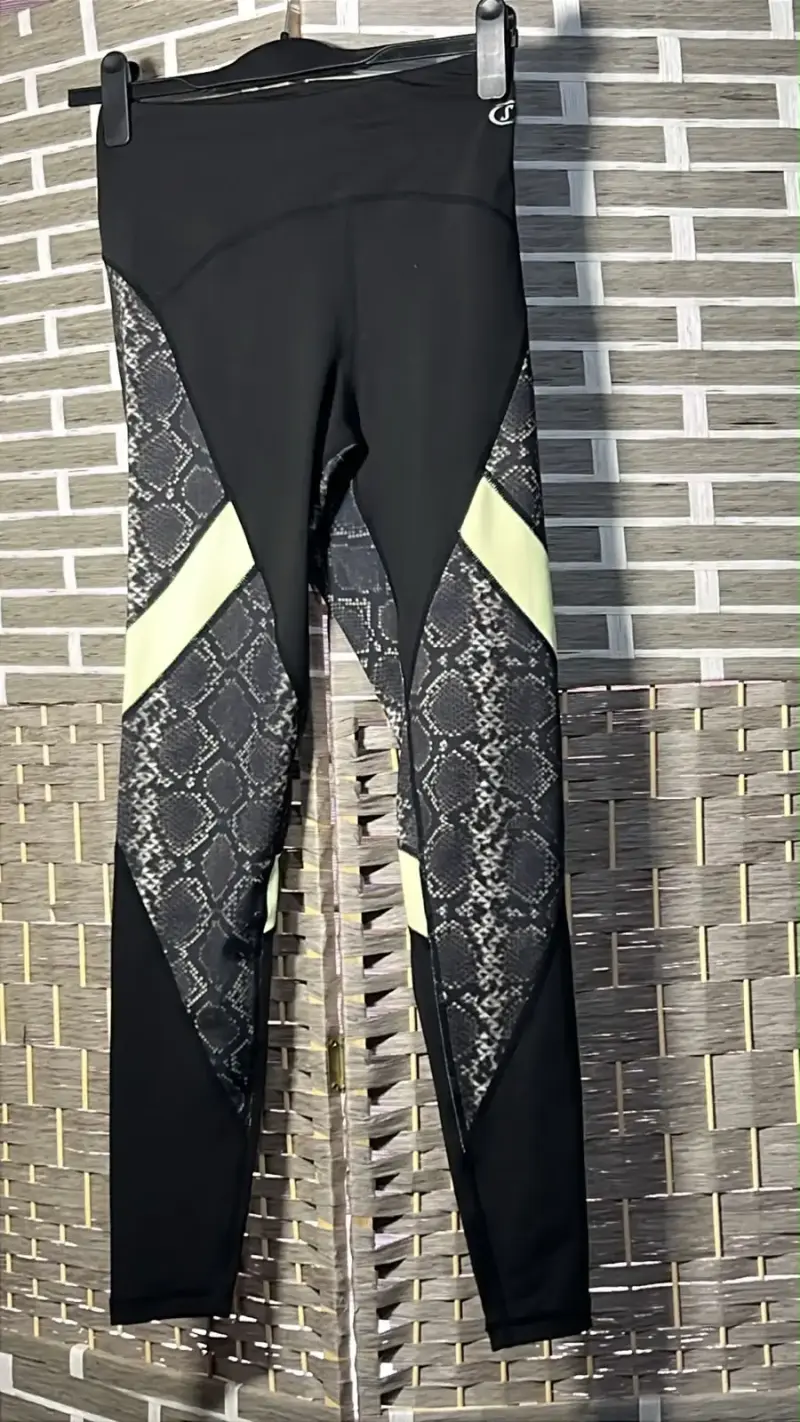 Leggings deportivos negros con estampado de serpiente