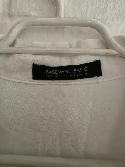 Camisa blanca de mujer Basement Basic - miniatura 2
