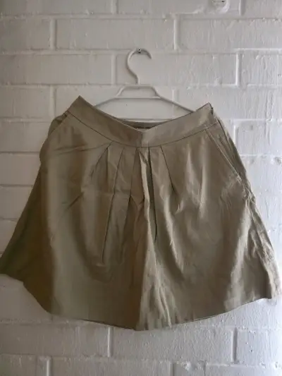 Falda corta beige con pliegues - miniatura 1