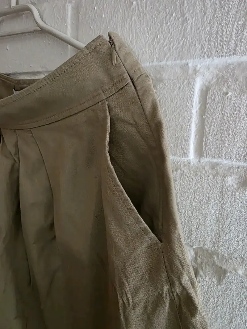 Falda corta beige con pliegues - 2