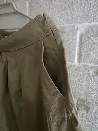 Falda corta beige con pliegues - miniatura 2
