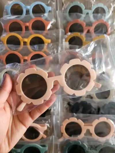 Lentes de sol infantiles de colores - miniatura 1