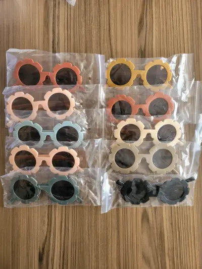 Lentes de sol infantiles de colores - miniatura 3