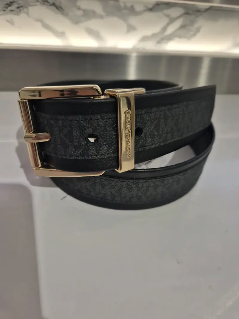 Cinturón Michael Kors de cuero negro y dorado