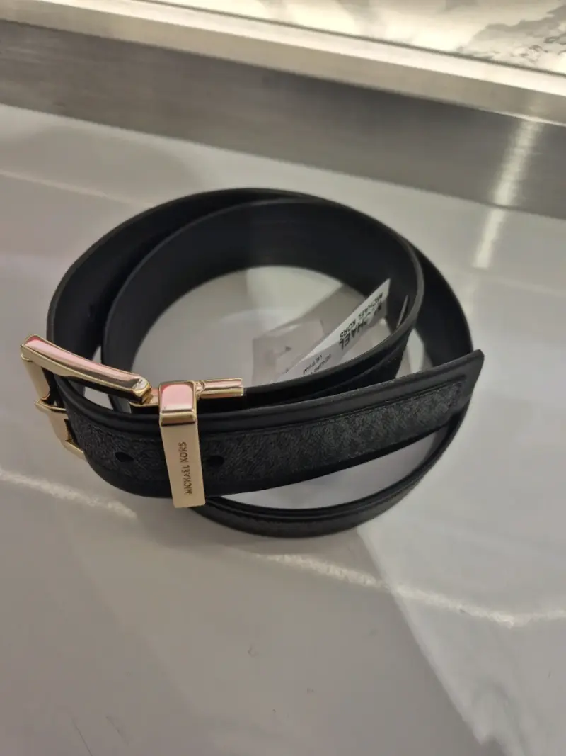 Cinturón Michael Kors de cuero negro y dorado - 2