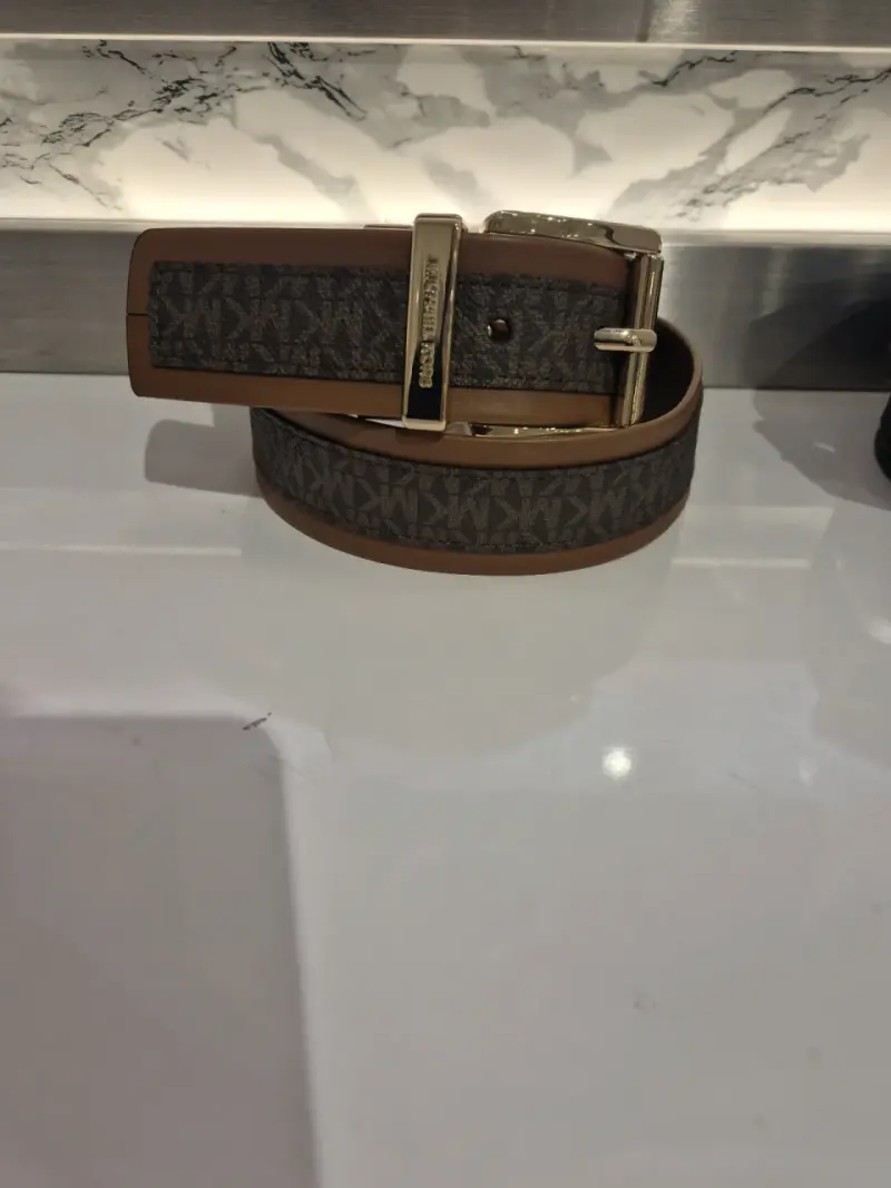 Cinturón Michael Kors de cuero negro y dorado - 4