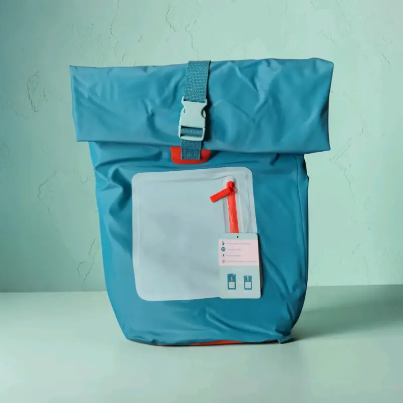 Mochila impermeable azul con cierre ajustable