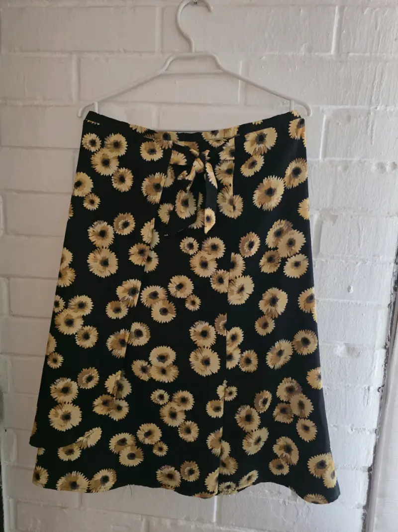 Falda midi con estampado de girasoles