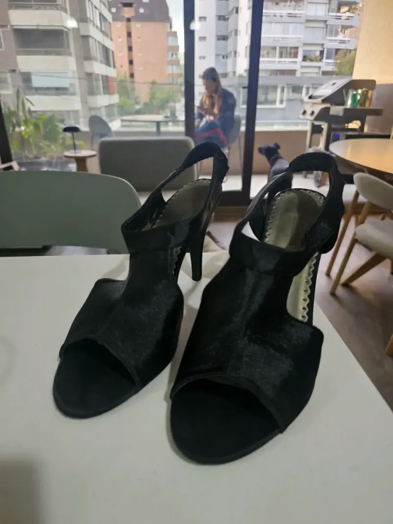 Sandalias de tacón alto negras elegantes - 1