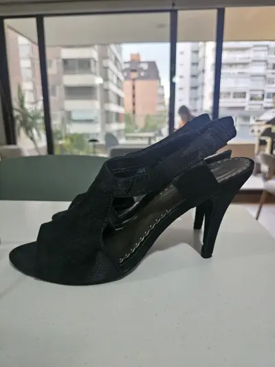 Sandalias de tacón alto negras elegantes - miniatura 3