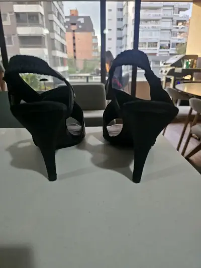 Sandalias de tacón alto negras elegantes - miniatura 4