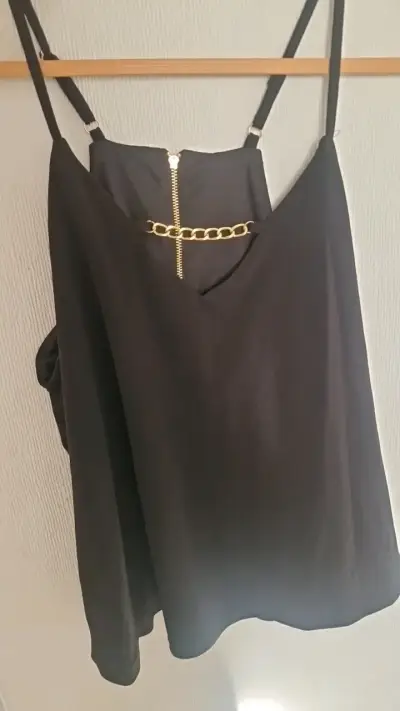 Polera negra con cierre y cadena Mossimo - miniatura 4
