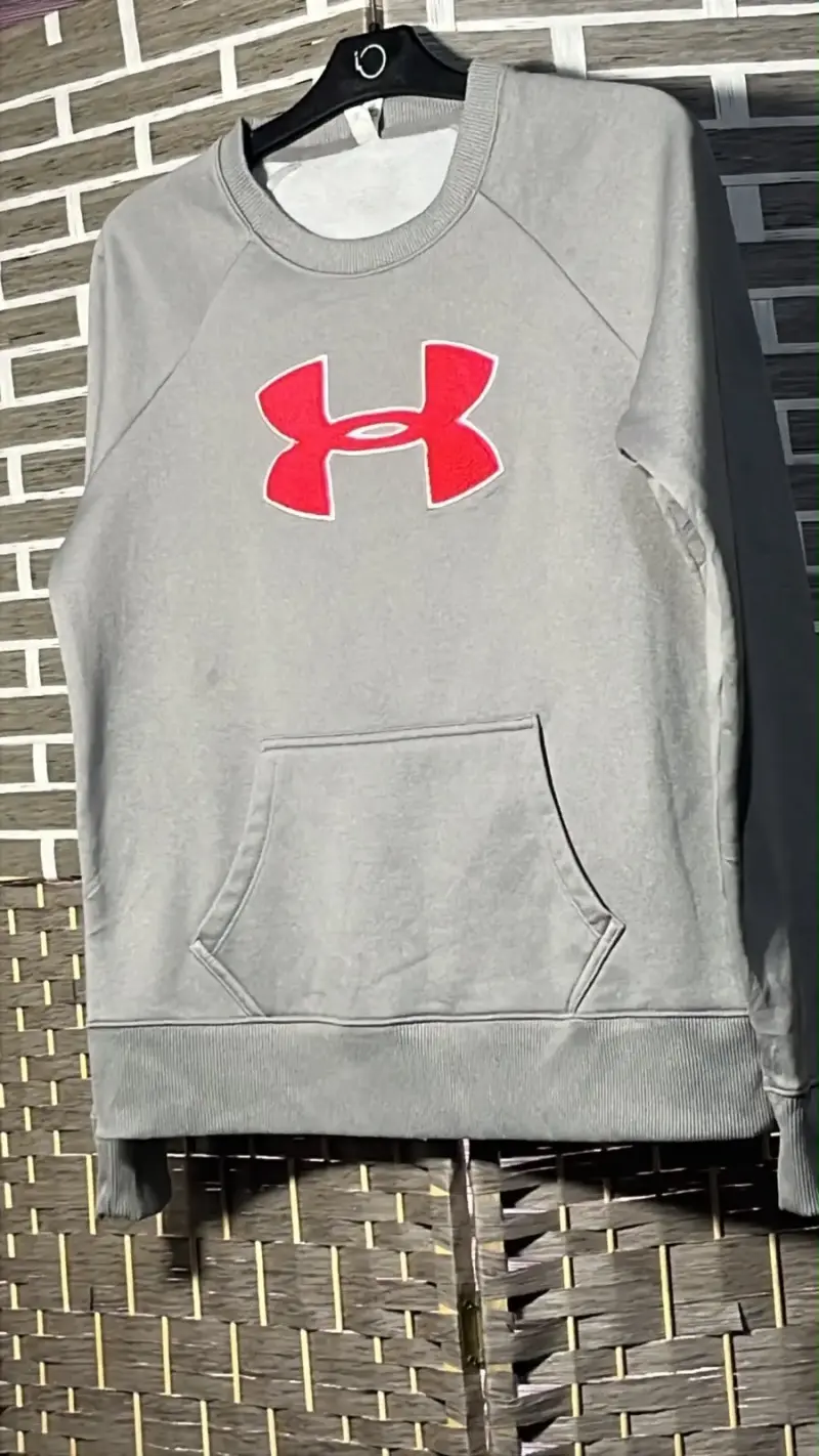 Polerón gris Under Armour con logo rojo