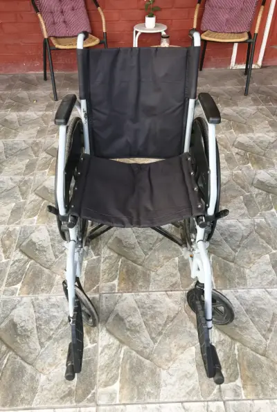 Silla de ruedas plegable negra - miniatura 1