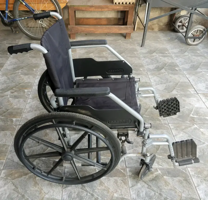 Silla de ruedas plegable negra - 2