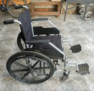 Silla de ruedas plegable negra - miniatura 2