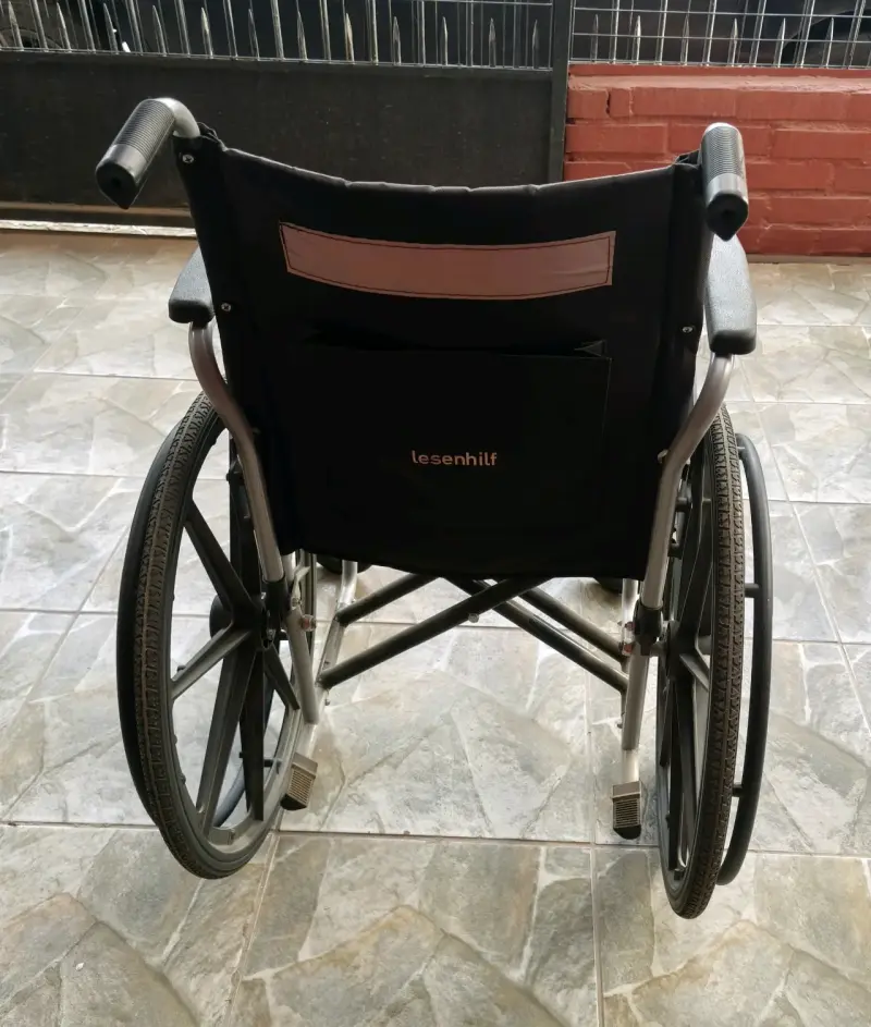 Silla de ruedas plegable negra - 3