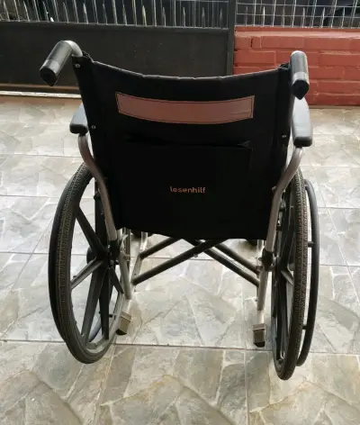 Silla de ruedas plegable negra - miniatura 3