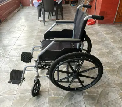 Silla de ruedas plegable negra - miniatura 4