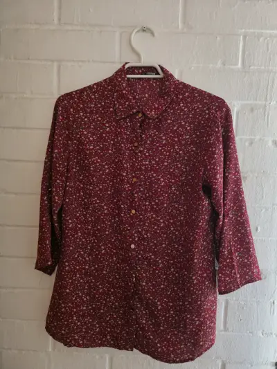 Blusa roja de flores manga 3/4 - miniatura 1