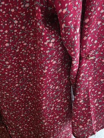 Blusa roja de flores manga 3/4 - miniatura 2