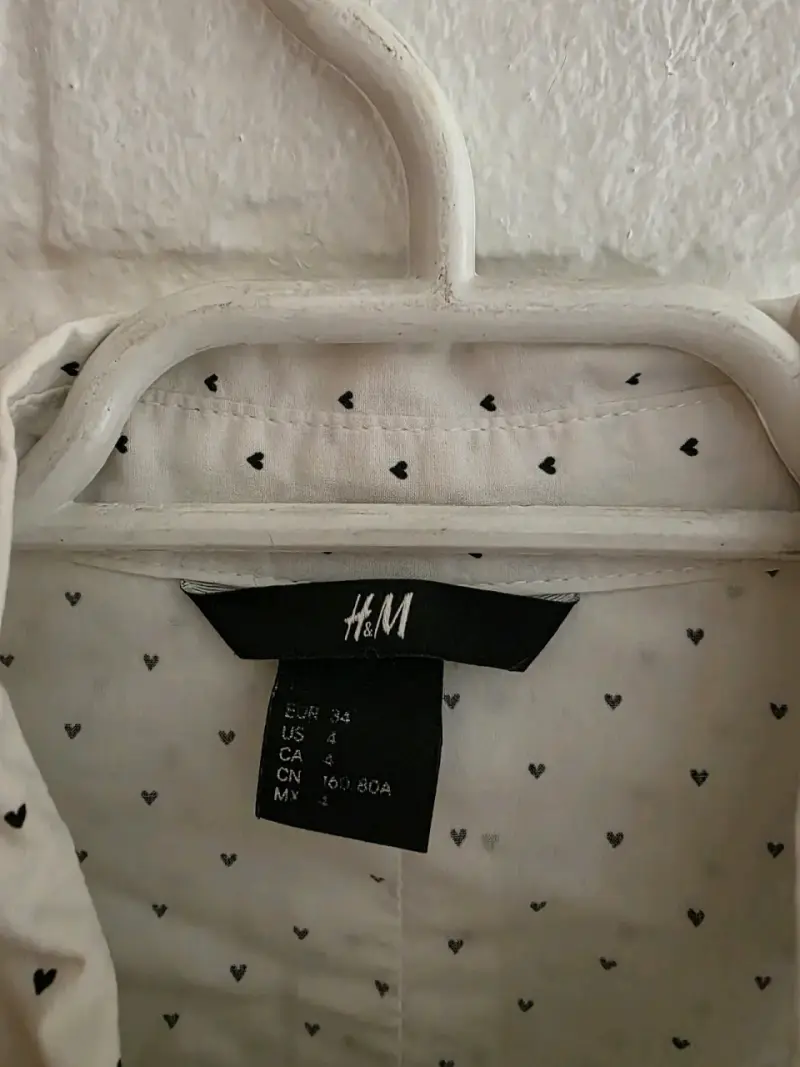 Blusa blanca con estampado de corazones H&M - 2