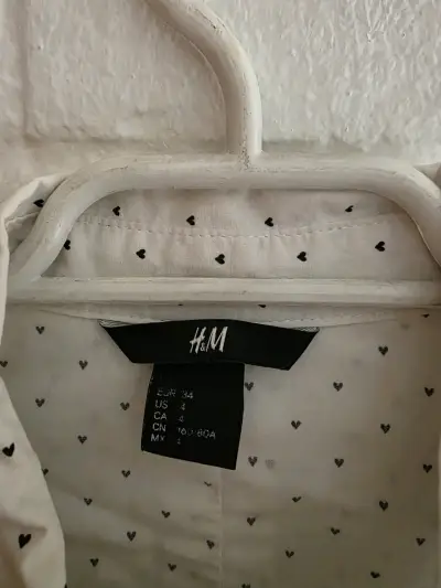 Blusa blanca con estampado de corazones H&M - miniatura 2