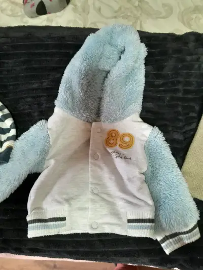 Chaqueta de bebé con capucha y diseño moderno - miniatura 1
