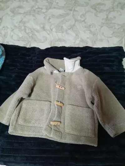Chaqueta de bebé con capucha y diseño moderno - miniatura 2